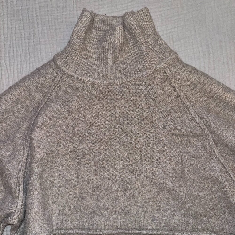 Cropped Turtlenech Urban Outfitters (XS)